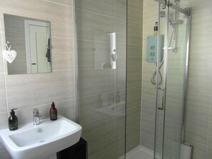 Ferienhaus | Badezimmer | Duschwanne, Komfortbadewanne, kostenlose Toilettenartikel, Haartrockner
