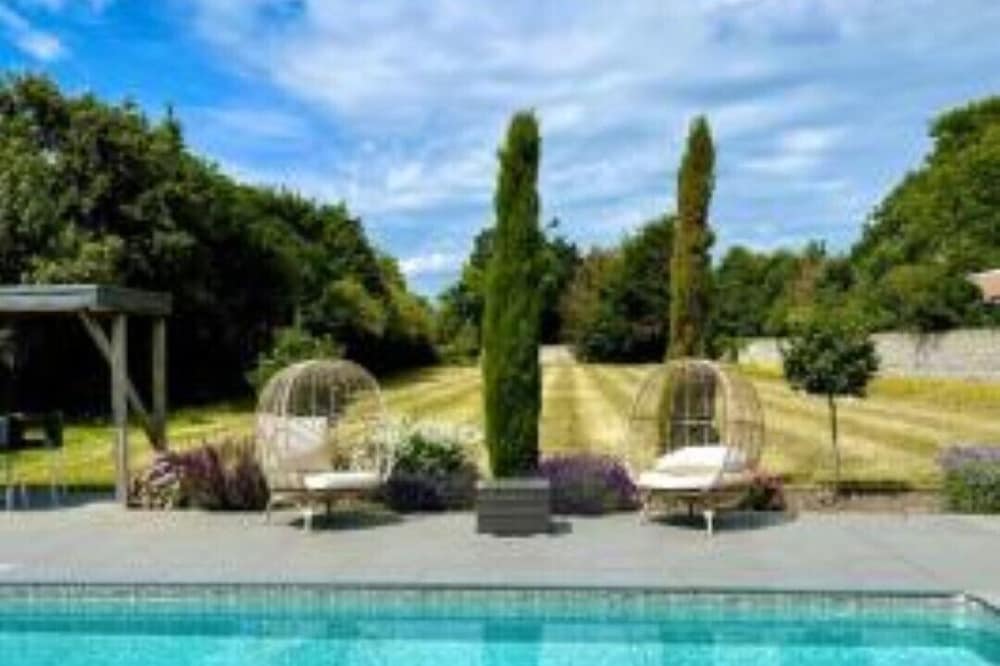 Unique villa and 2 guest houses with pool, garden & parking