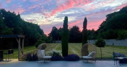 Unique villa and 2 guest houses with pool, garden & parking