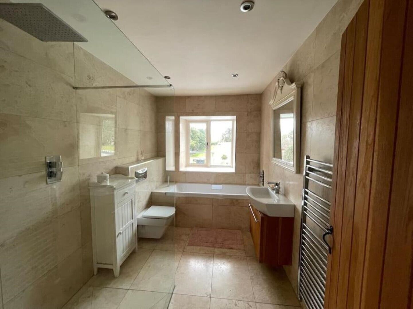 Unique villa and 2 guest houses with pool, garden & parking