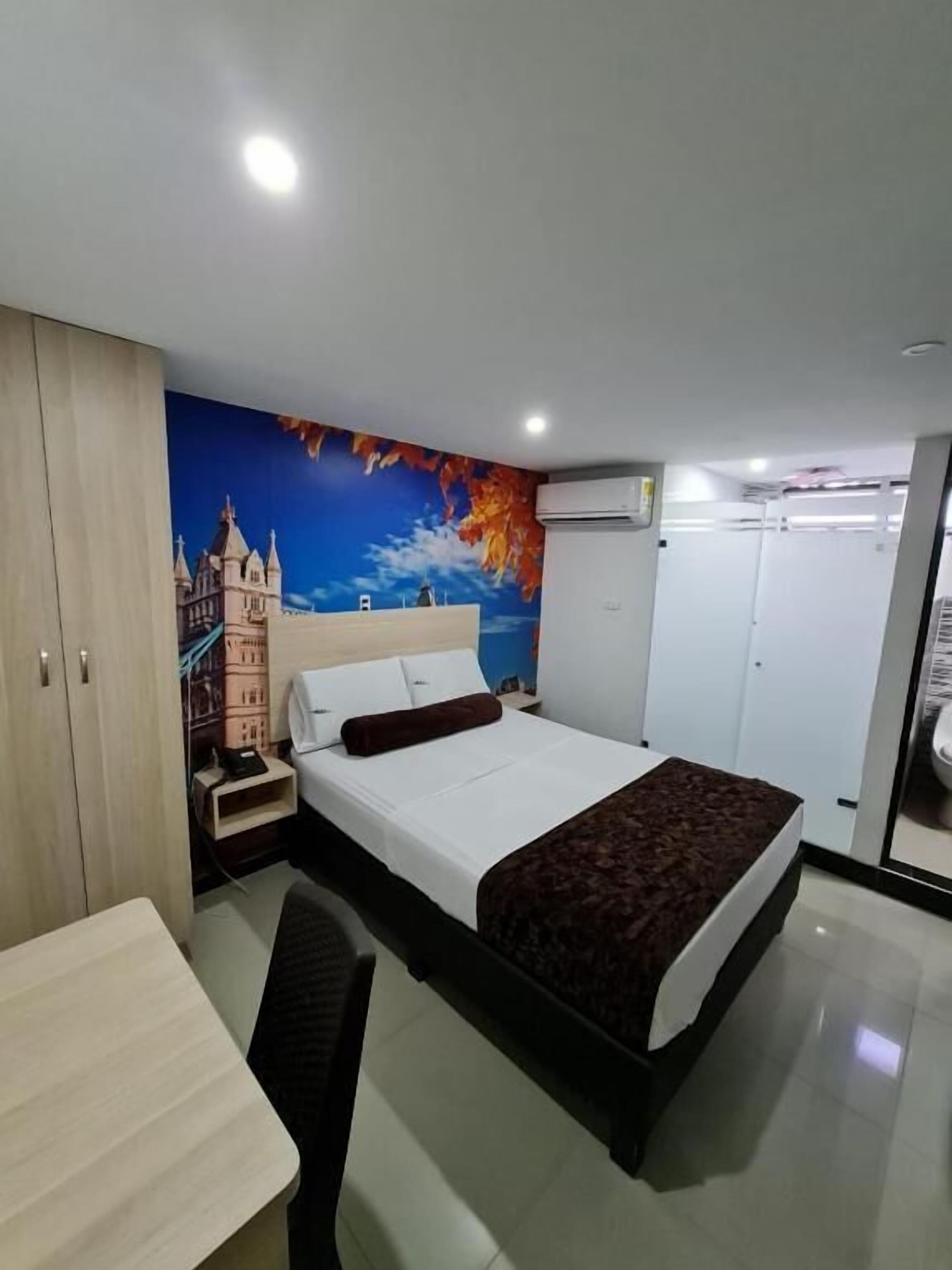 Minibar, desk, laptop workspace, free WiFi