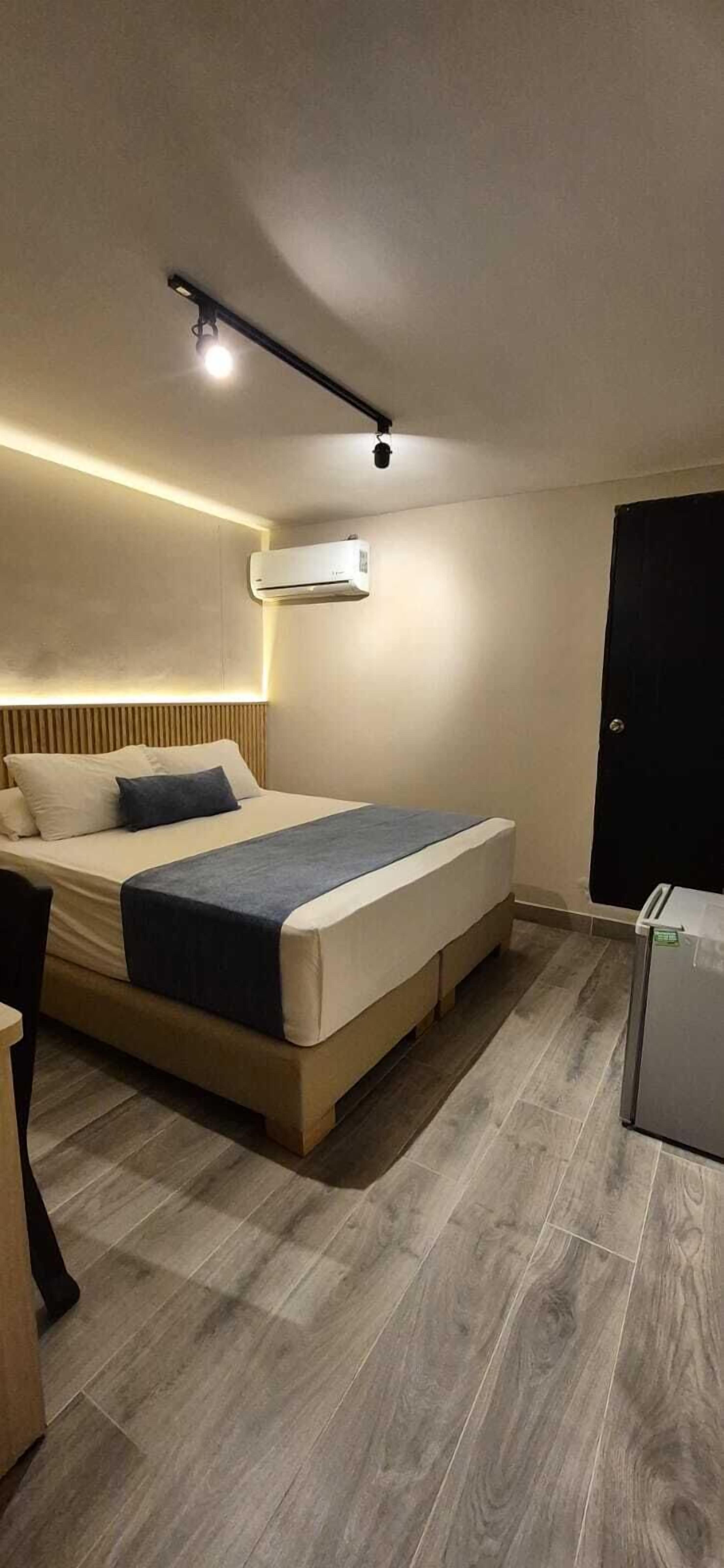 Habitación doble | Minibar, escritorio, espacio para trabajar con laptop y wifi gratis 