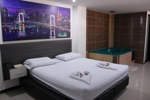 Minibar, meja kerja, ruang kerja ramah laptop, dan Wi-Fi gratis