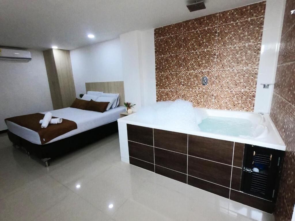 Minibar, desk, laptop workspace, free WiFi