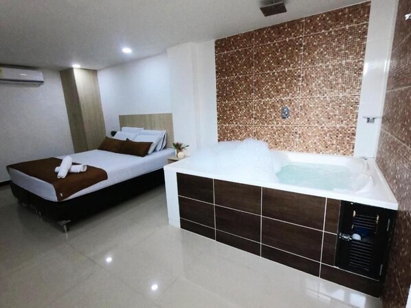 Minibar, desk, laptop workspace, free WiFi - HOTEL SURAMERICANA (Medellín)