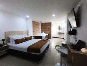 Quarto casal standard | 1 quarto, frigobar, escrivaninha, espaço de trabalho para notebook