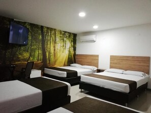 Minibar, meja kerja, ruang kerja ramah laptop, dan Wi-Fi gratis