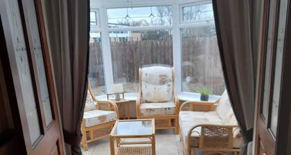 Quiet 3 bed close to the A1