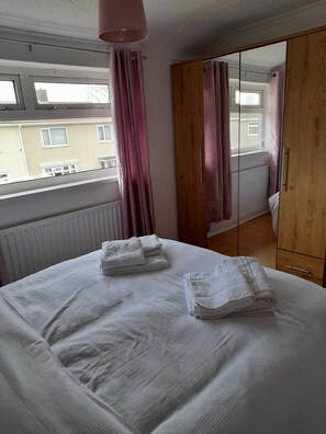 3 bedrooms, iron/ironing board, free WiFi, bed sheets