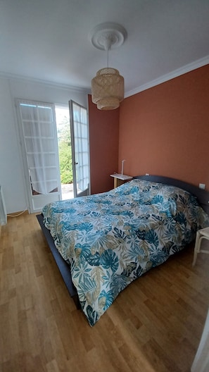 3 bedrooms, iron/ironing board, free WiFi, bed sheets