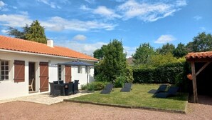 A house with a patio, outdoor seating, and a garden. - 12 km St Gilles Croix de Vie to Coex. Sea, Golf, 3 lakes. 25 km Sables d'olonne  (Coëx)