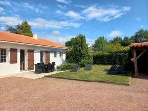 Terrace/patio - 12 km St Gilles Croix de Vie to Coex. Sea, Golf, 3 lakes. 25 km Sables d'olonne (Coëx)