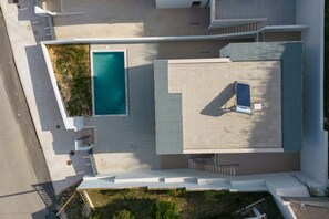 An aerial view of a modern building with a swimming pool, outdoor seating, and a covered patio area. - Villa Foz - Holiday Villa with Private Pool By SCH (Foz do Arelho)