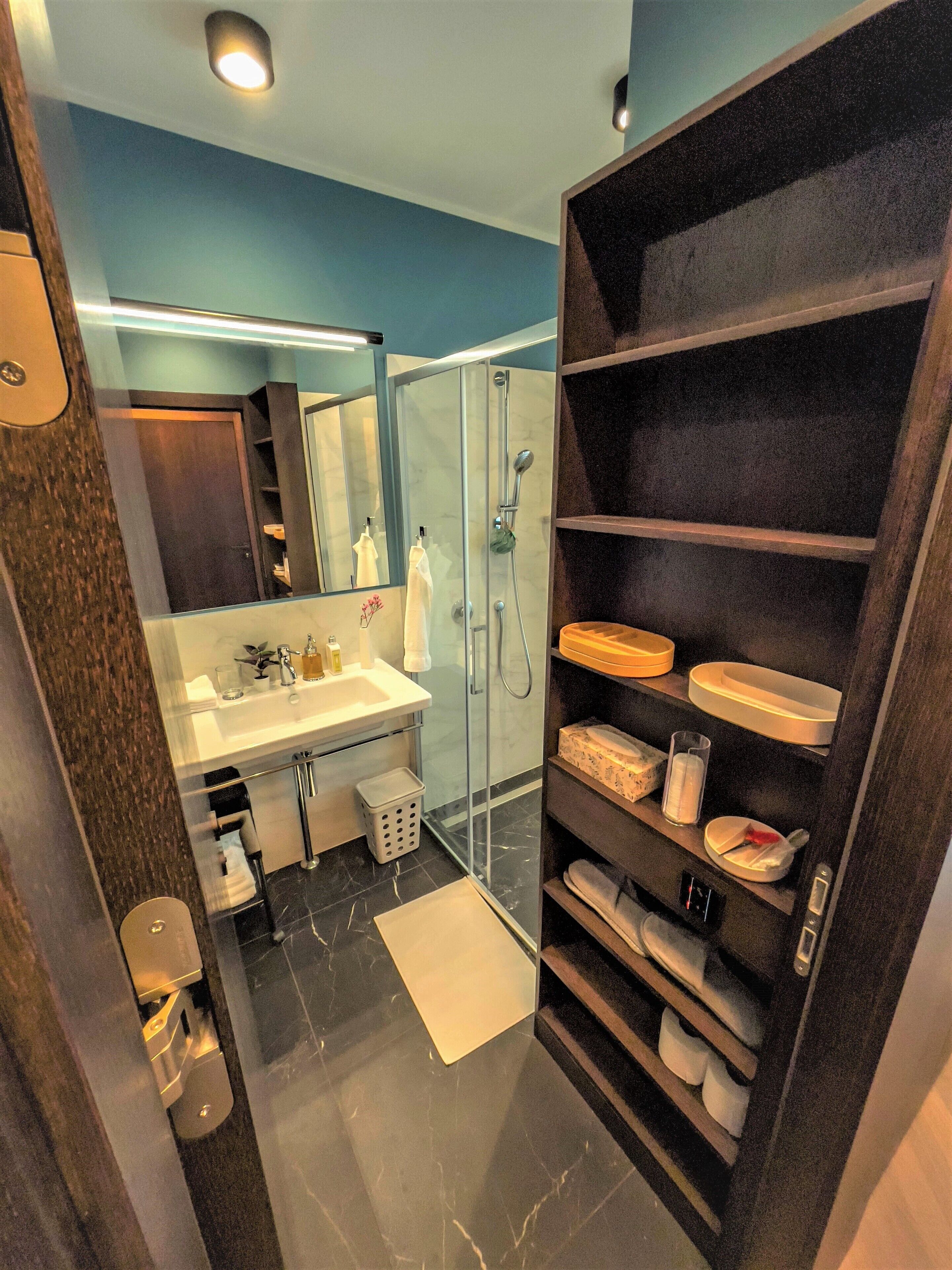 Habitació doble Deluxe, vistes al jardí | Bany | Dutxa, assecador de cabells, barnussos i sabatilles 