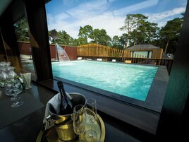 Una piscina al aire libre de temporada