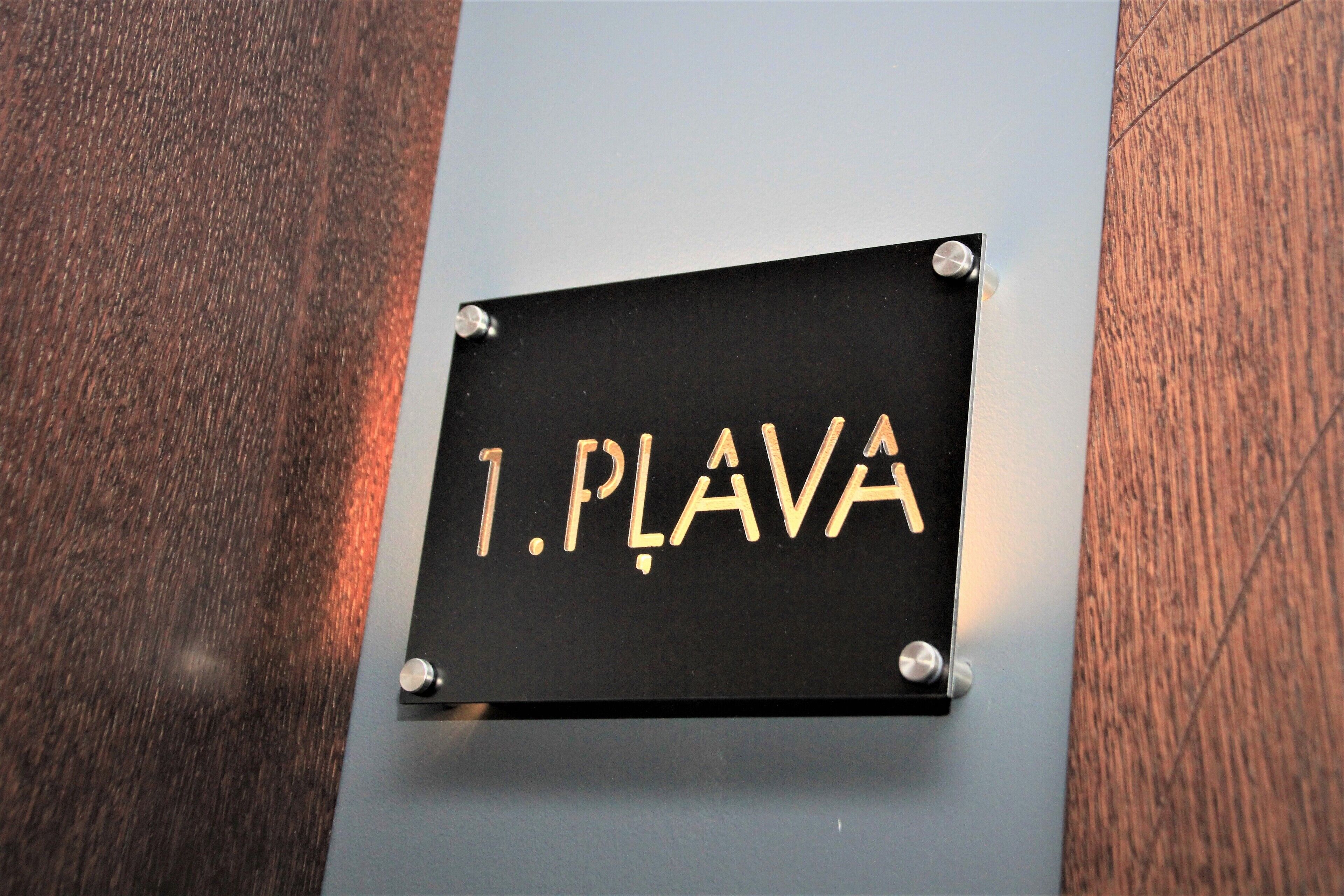 Un letrero con el nombre '1. PLAVA' en una pared.