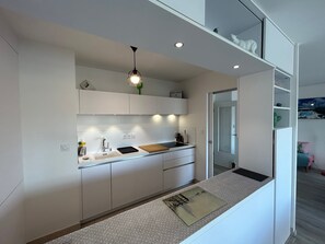 Kühlschrank, Mikrowelle, Ofen, Geschirrspüler