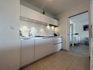 Kjøleskap, mikrobølgeovn, ovn og oppvaskmaskin