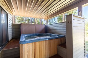 Bañera de hidromasaje al aire libre