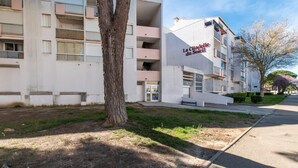 Un edificio de varios pisos con balcones y un letrero que dice "La Citadelle du Soleil".