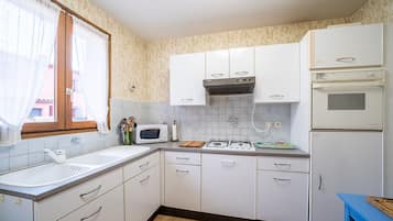 Fridge, microwave, oven, coffee/tea maker