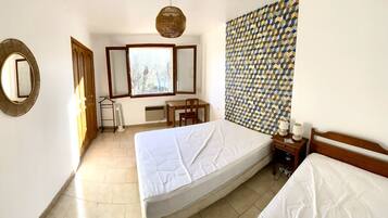 3 slaapkamers, een strijkplank/strijkijzer, gratis wifi, beddengoed