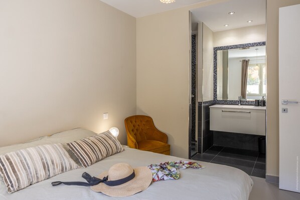 3 bedrooms, iron/ironing board, bed sheets