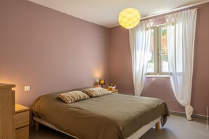 3 dormitorios, tabla de planchar con plancha, ropa de cama