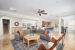 Smart TV, fireplace, table tennis, offices - Large Pool - Hot Tub – Elevator - Gated Community - Ping Pong (Destin)