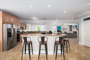 Fridge, microwave, oven, stovetop - Large Pool - Hot Tub – Elevator - Gated Community - Ping Pong (Destin)