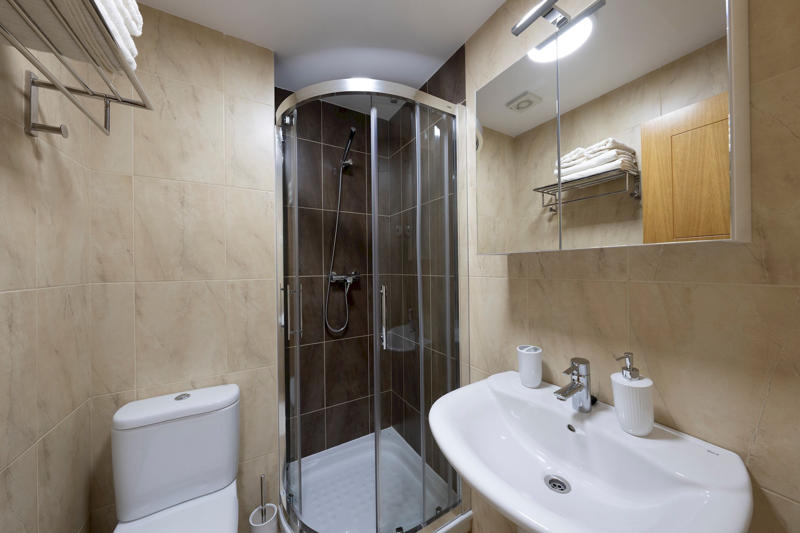 Secadora de cabello, toallas, papel de baño 