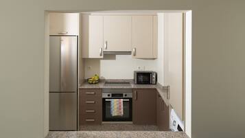 Kühlschrank, Ofen, Herdplatte, Wasserkocher