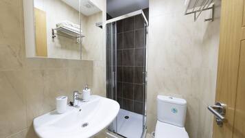 Secador de cabelo, toalhas de banho