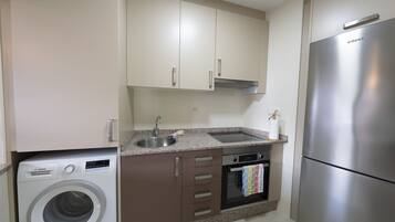 Geladeira, micro-ondas, fogão, cooktop