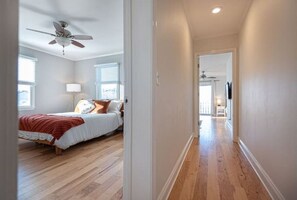 3 chambres, fer et planche à repasser, lit de bébé portatif