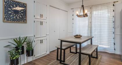 The 806 Escape - 2 bed near hospital dist!