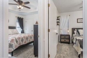 2 bedrooms, desk, iron/ironing board, free WiFi - Yellow City Retreat near hospitals, dining & I-40! (Amarillo)