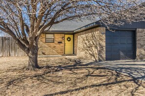 Exterior - Yellow City Retreat near hospitals, dining & I-40! (Amarillo)