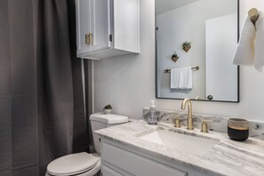 Hair dryer, towels, soap, toilet paper - Yellow City Retreat near hospitals, dining & I-40! (Amarillo)