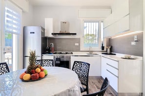 Fridge, oven, dishwasher, coffee/tea maker