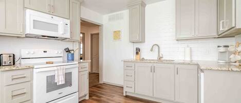 Kjøleskap, mikrobølgeovn, ovn og kokeplater