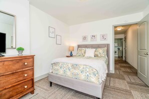 2 bedrooms, desk, iron/ironing board, WiFi - Sunshine Terrace 2BR, perfect for business travel! (Amarillo)