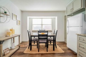 Dining - Sunshine Terrace 2BR, perfect for business travel! (Amarillo)