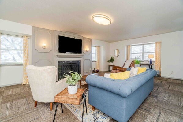 Smart TV, fireplace, offices, printers - Sunshine Terrace 2BR, perfect for business travel! (Amarillo)