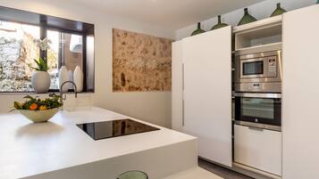 Een koelkast, een magnetron, een oven, een kookplaat