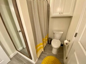 Hair dryer, towels, toilet paper - Tangerine Oasis - Homey & newly renovated 2 BR! (Amarillo)