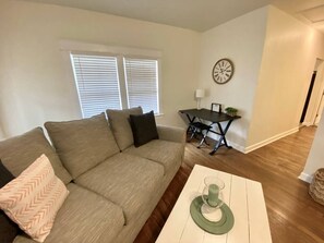 Smart TV - Tangerine Oasis - Homey & newly renovated 2 BR! (Amarillo)