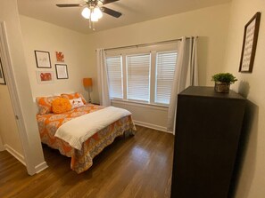 2 bedrooms, desk, iron/ironing board, free WiFi - Tangerine Oasis - Homey & newly renovated 2 BR! (Amarillo)