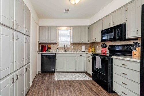 Medi-Park Retreat - Cheerful 2 BD near Hospitals!