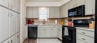 Medi-Park Retreat - Cheerful 2 BD near Hospitals!